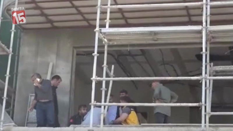 Antalya Kepez’de İnşaat Kazası: İşçi İskeleden Düştü, Vinçle Kurtarıldı