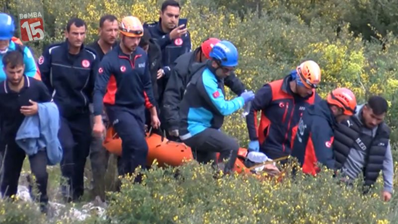 Antalya’da Kayalıklardan Düşen Genç Kadını İşçiler Kurtardı
