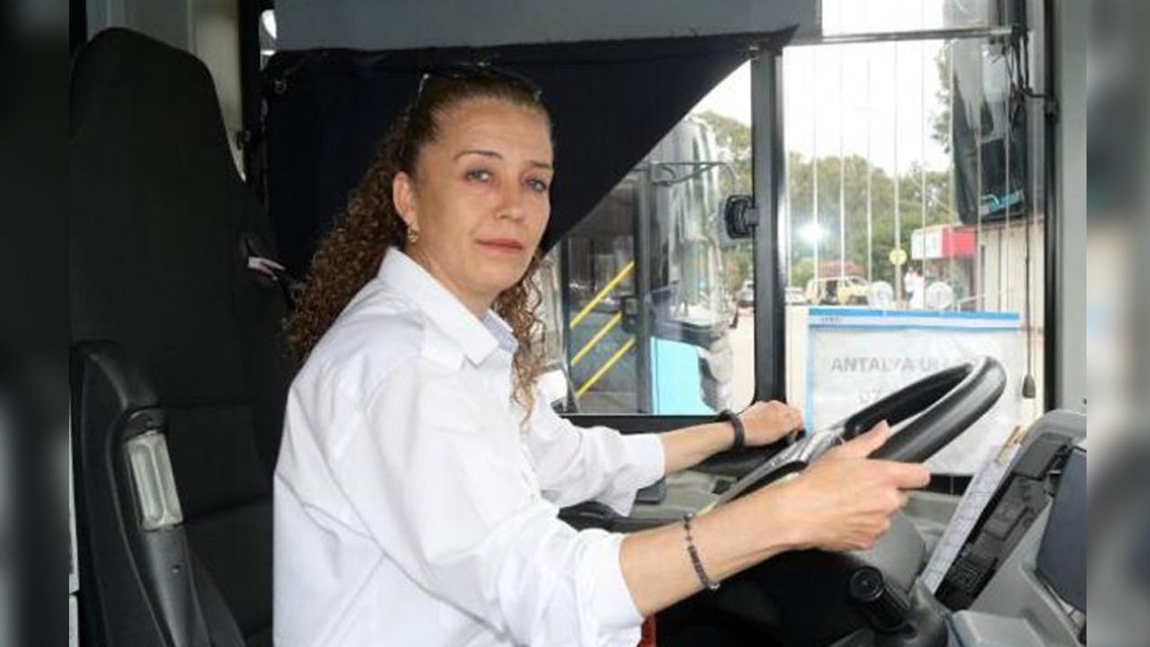 Antalya'da kadın otobüs şoförüne bıçak çekilen tartışmanın görüntüleri ortaya çıktı