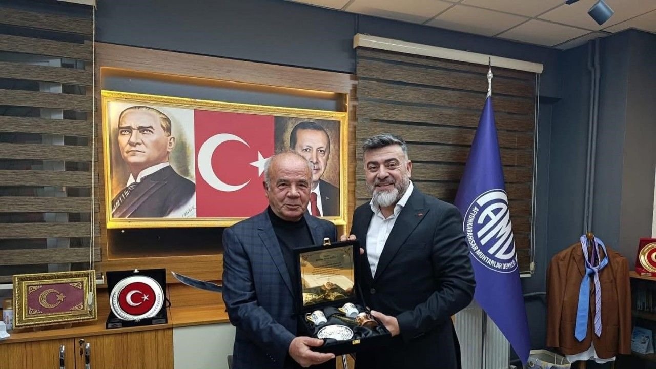 40 yıllık muhtara vefa plaketi