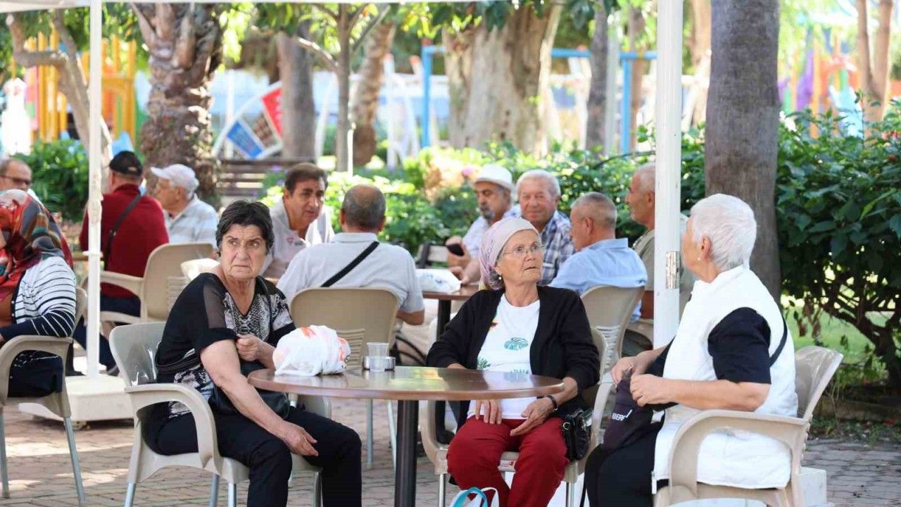 Alanya Emekli Kahvesi’ne emeklilerden ilgi