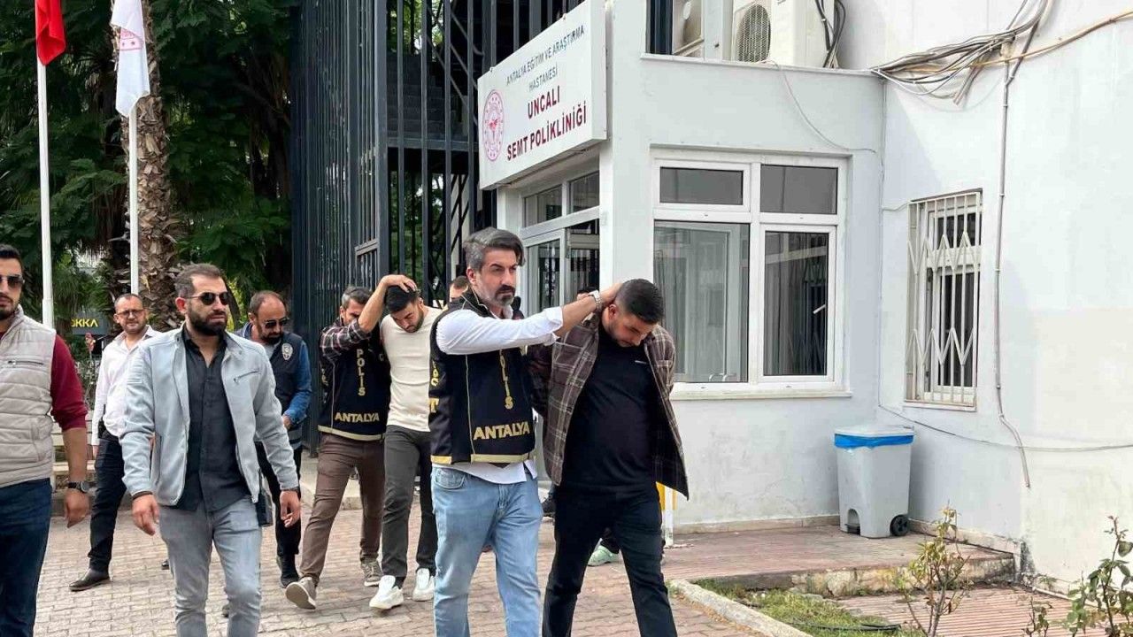 Antalya’da 2 kişinin ölümüyle sonuçlanan silahlı kavga şüphelileri adliyeye sevk edildi