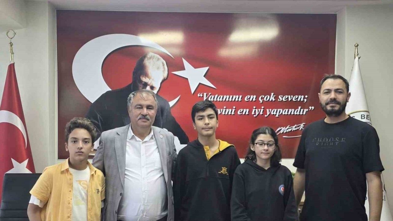 Başkan Pütün, Beyağaç’ı gururlandıran öğretmeni fahri hemşehri ilan etti