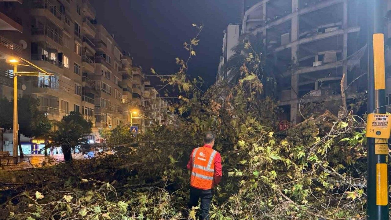 Belediye ekipleri, yağışın oluşturduğu olumsuzluklara 81 araç ve 323 personelle hızla müdahale etti