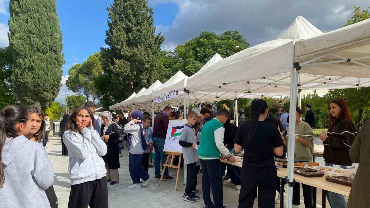 Bozkurt Anadolu İmam Hatip Lisesi öğrencileri, Gazze’ye destek amacıyla panayır düzenledi