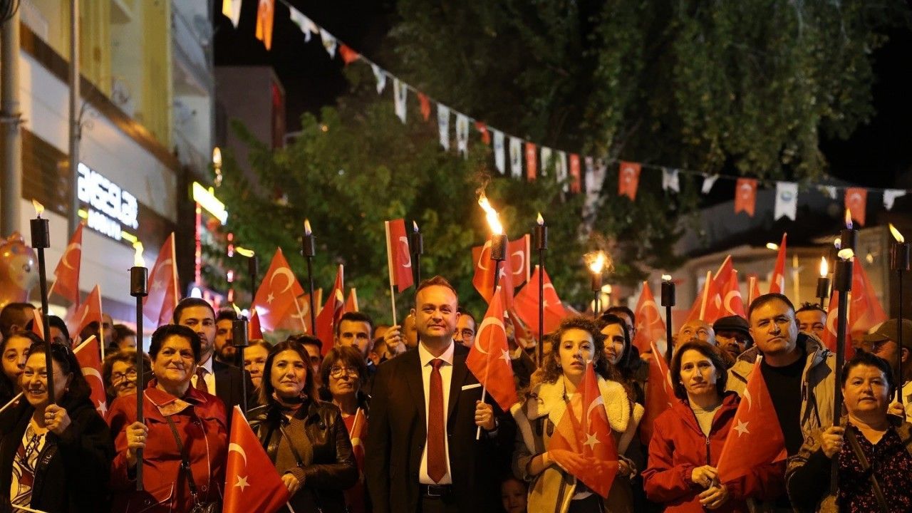 Cumhuriyetin 102. yaşı Çivril’de fener alayı ve konserle kutlandı