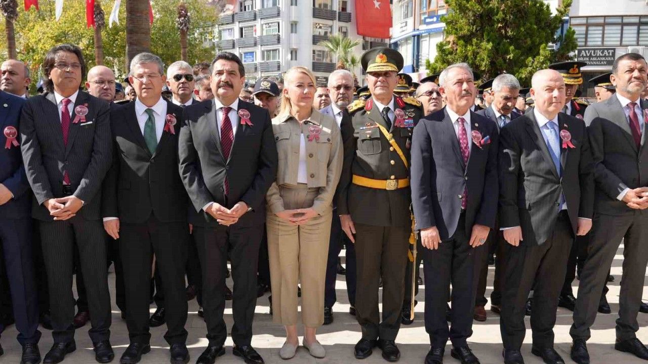 Denizli’de Cumhuriyetin 102. yıldönümü kutlamaları çelenk sunumuyla başladı