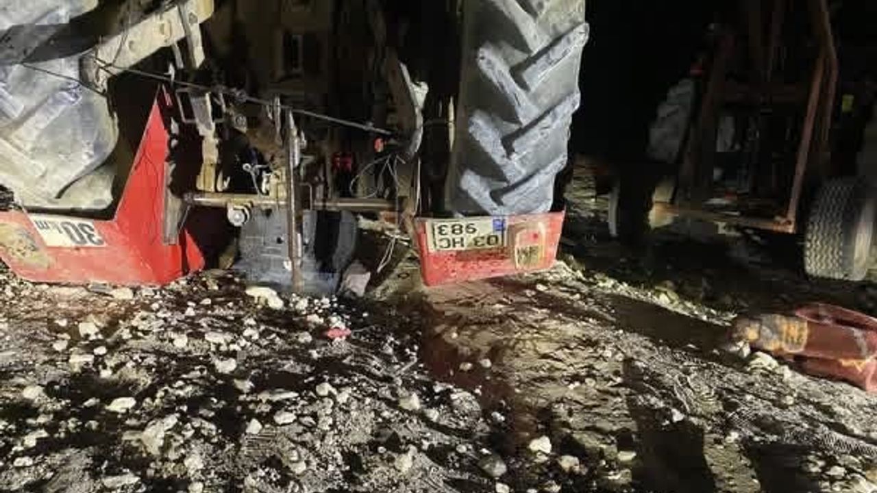 Devrilen traktörün altında kalan sürücü hayatını kaybetti