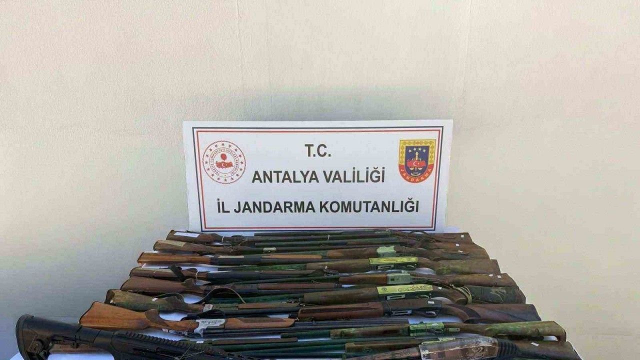 Elmalı’da ruhsatsız 20 silah ele geçirildi