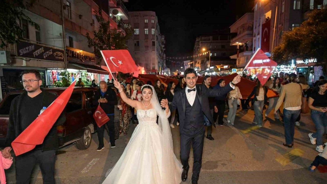 Gelinle damat düğünden önce fener alayına katıldı