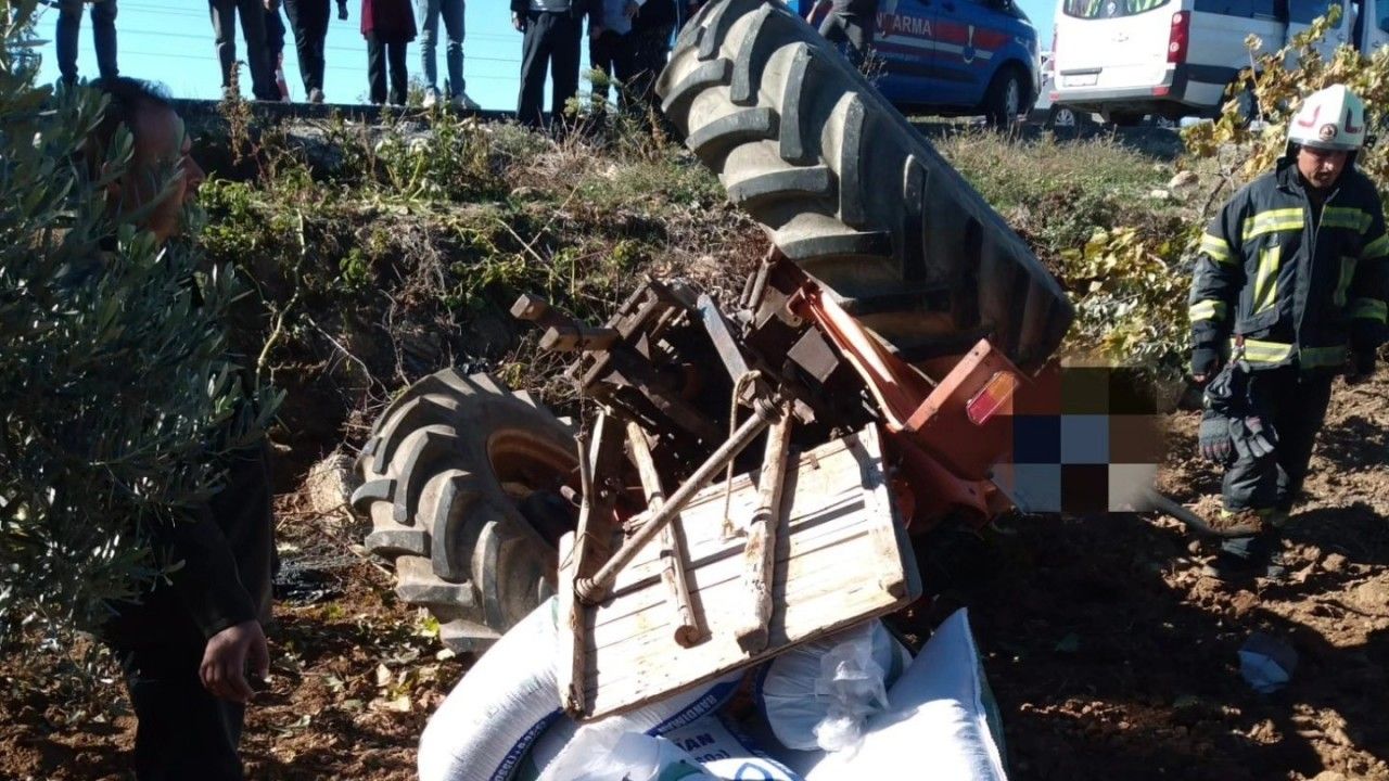 Gübre taşıyan traktör devrildi, sürücü altında kaldı