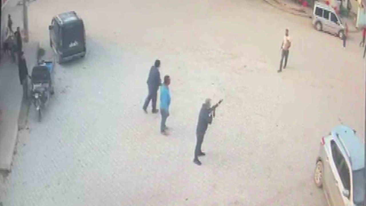 Kendisine silah doğrultan adamın üzerine yürüyüp bıçakla öldürdü