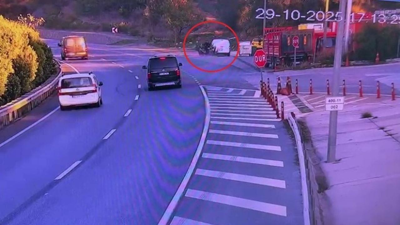 Park halindeki otomobile çarpan sürücü ölümden döndü