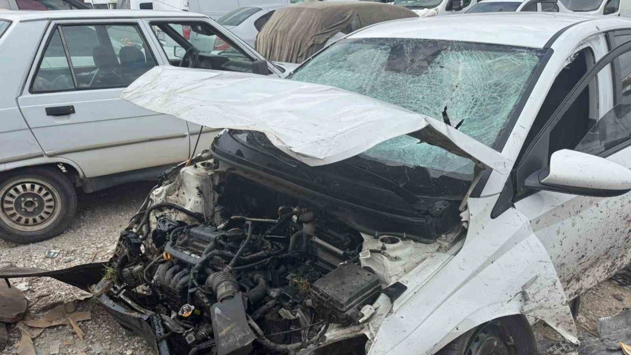 Süratle kavşağa giren otomobil heykelleri biçerek metrelerce havaya uçtu