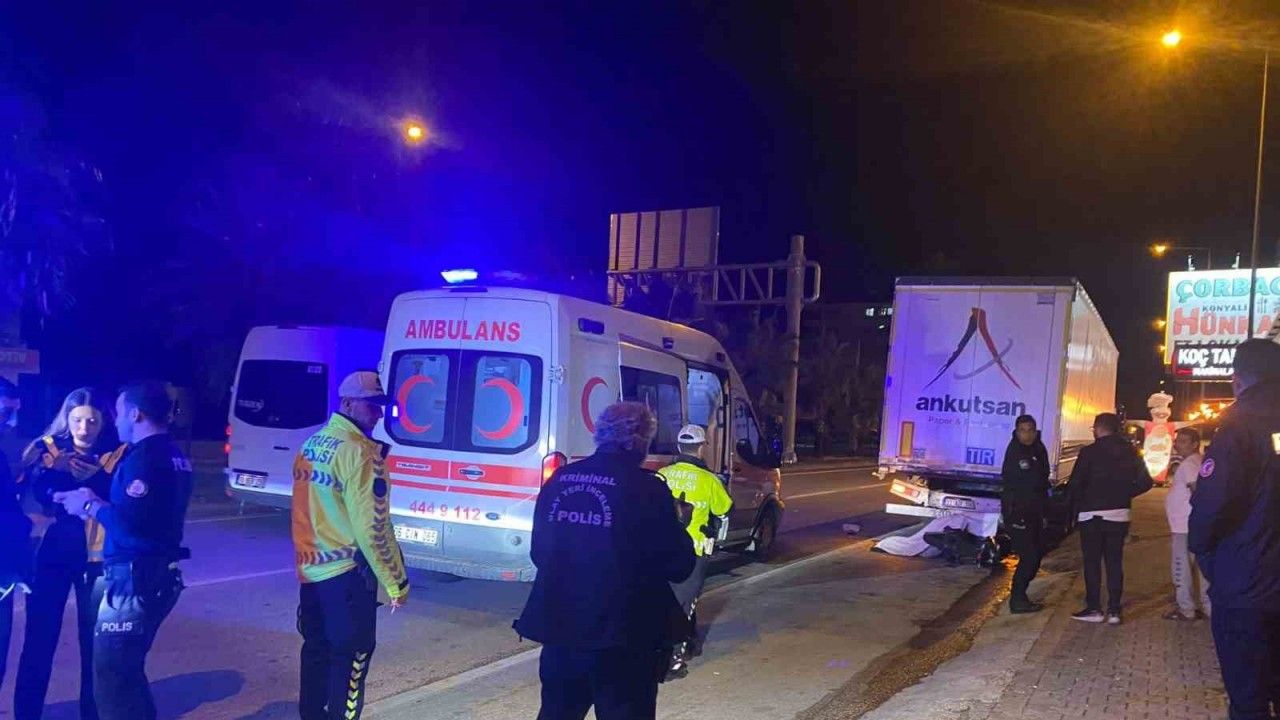 Tıra çarpan motosikletli gencin ölüme gitme anı kamerada