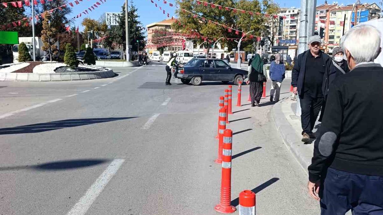 Trafikte yolun ortasında kalan otomobili kadın polis tek başına ittirerek çalıştırdı