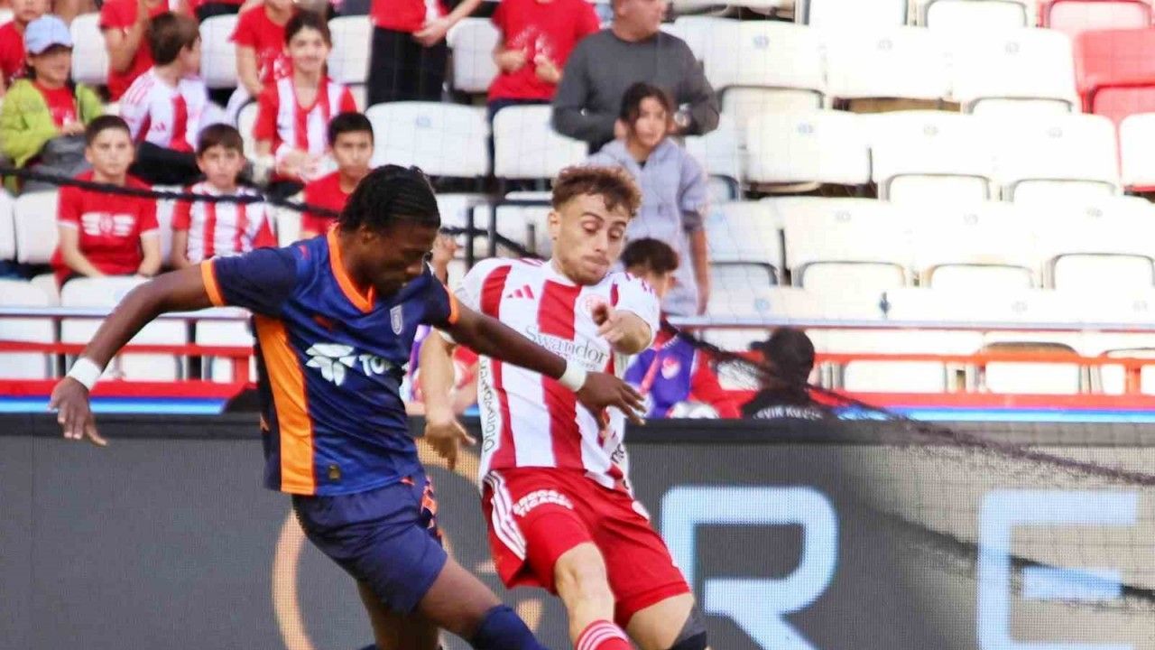 Trendyol Süper Lig: Antalyaspor: 0 - RAMS Başakşehir: 2 (İlk yarı)