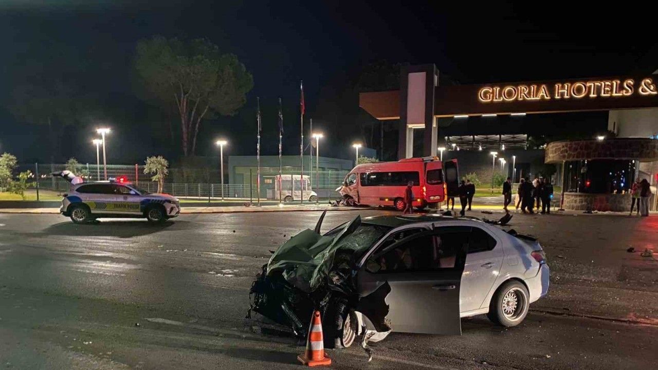 Tur minibüsü ile otomobil çarpıştı: 2 yaralı