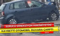 Sürücü direksiyon hakimiyetini kaybetti otomobil duvara çarptı