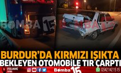 Burdur'da kırmızı ışıkta bekleyen otomobile TIR çarptı