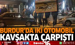 Burdur'da iki otomobil kavşakta çarpıştı