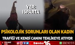 Psikolojik Sorunları Olan Kadın Trafiği ve Kendi Canını Tehlikeye Atıyor