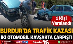 Burdur'da trafik kazası iki otomobil kavşakta çarpıştı