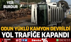 Odun yüklü kamyon devrildi Yol trafiğe kapandı