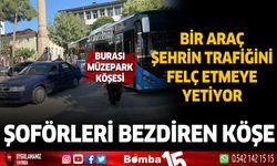 Müzepark köşesine park edilen bir araç şehrin trafiğini durdurmaya yetiyor