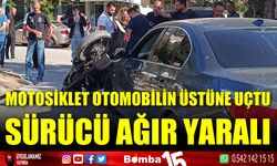 Motosiklet otomobilin üzerine uçtu sürücü ağır yaralı