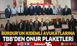 Burdur'un kıdemli avukatlarına TBB Başkanı Erinç Sağkan'dan onur plaketi