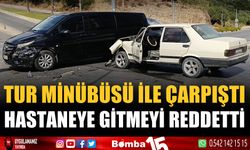 Tur minibüsüyle çarpışan otomobilin yaralı sürücüsü hastaneye gitmeyi kabul etmedi