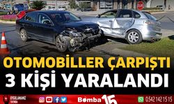 Çarpışan otomobiller levhaları yıktı: 3 yaralı