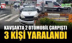 Kavşakta 2 otomobil çarpıştı, 3 kişi yaralandı