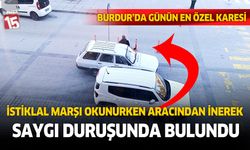 Burdur'da aracından inerek İstiklal Marşına eşlik eden yaşlı adam yürekleri ısıttı