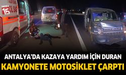 Antalya'da kazaya yardım için duran kamyonete motosiklet arkadan çarptı