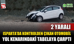 Kontrolden çıkan otomobil yol kenarındaki tabelaya çarptı