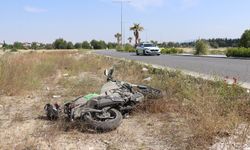 Denizli'de virajı alamayan motosiklet sürücüsü kaldırıma çarptı