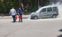 Afyonkarahisar'da yanan aracı polis söndürdü