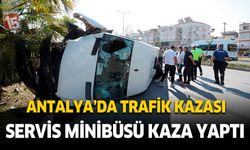 Antalya'da trafik kazası. Servis minibüsü devrildi