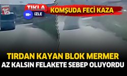 Seyir halindeki tırdan kayan blok mermer felakete yola açıyordu