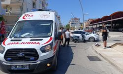 Otomobilin çarptığı motosikletli, havaya fırlayıp camın üzerine düştü