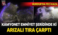 Burdur'da kamyonet emniyet şeridindeki arızalı tıra çarptı
