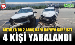 Antalya'da iki araç kafa kafaya çarpıştı: 4 yaralı