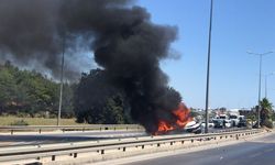 Manavgat'ta bariyerlere çarpan otomobil alev aldı: 2 yaralı