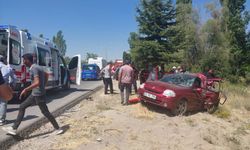 Afyonkarahisar'da tırı ile otomobil çarpıştı. 1 ölü, 5 yaralı