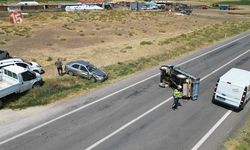 Otomobilin çarptığı patpat yol ortasında devrildi