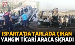 Traktöre yüklenen saman balyaları alev aldı, ticari araç küle döndü