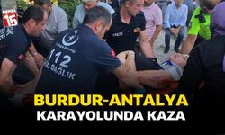 Burdur-Antalya Karayolunda Kaza: Otomobil ile Traktör Çarpıştı, 1 Kişi Araçta Sıkıştı
