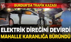 Burdur'da otomobil elektrik direğine çarptı: Mahalle karanlığa gömüldü